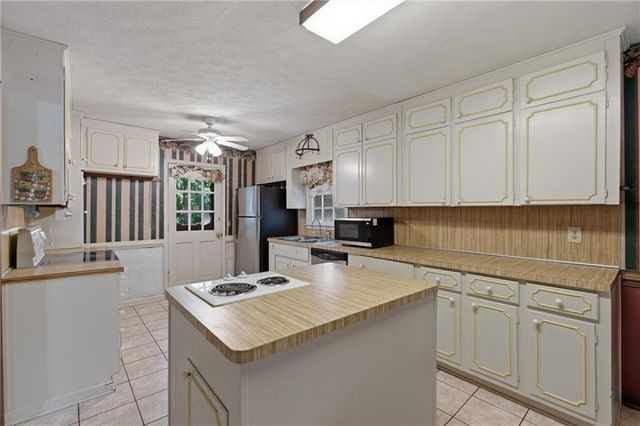 328 Lake Forest Drive, Acworth, GA 30102