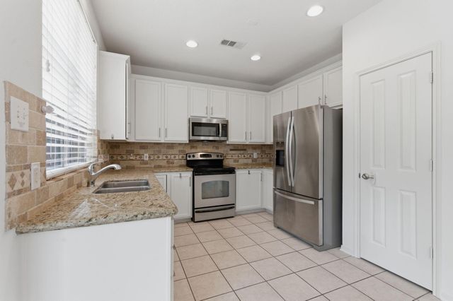 66 Hidden Meadow Drive, The Woodlands, TX 77382