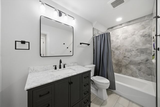 5721 Vial Parkway, La Grange Highlands, IL 60525