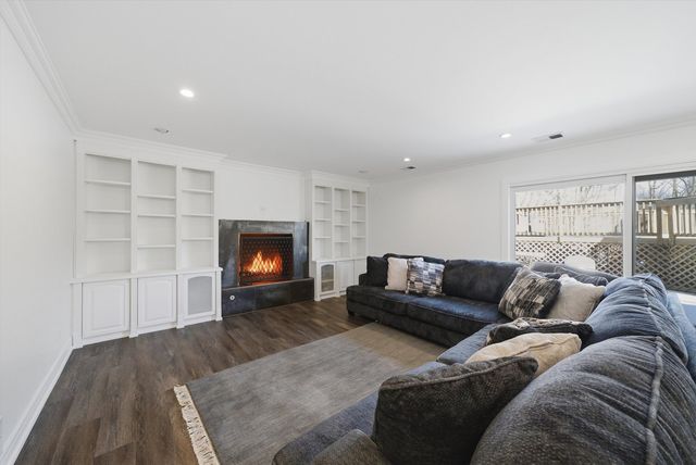 5721 Vial Parkway, La Grange Highlands, IL 60525