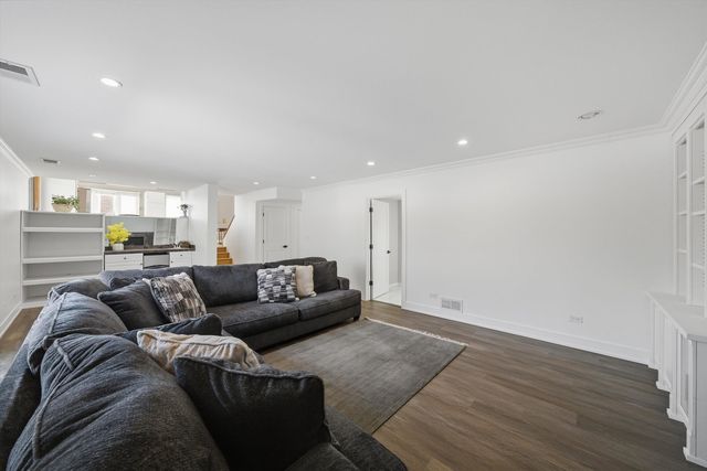 5721 Vial Parkway, La Grange Highlands, IL 60525