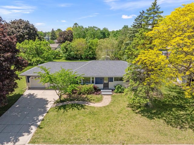 21 Crestwood DRIVE, Elkhart Lake, WI 53020