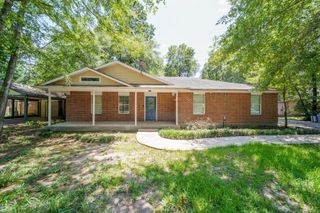 327 Chateau Woods Parkway Drive, Conroe, TX 77385