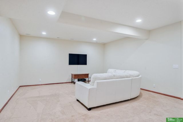 16355 Y Street, Omaha, NE 68135