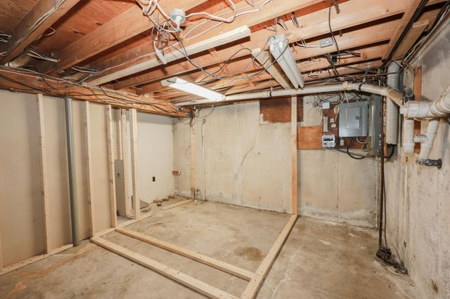 10 Martha Drive, Derry, NH 03038