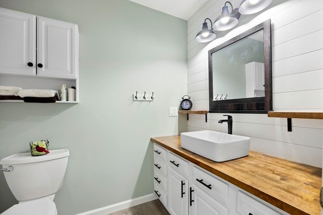 7 Lyman St, Granby, MA 01033