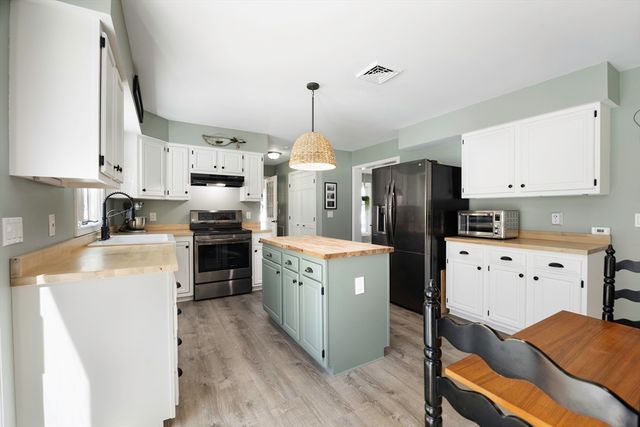 7 Lyman St, Granby, MA 01033