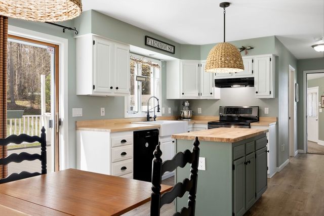 7 Lyman St, Granby, MA 01033
