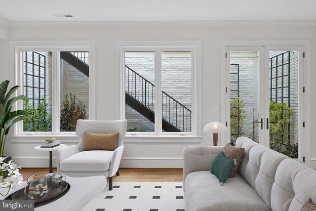 3031 N STUART ST, Arlington, VA 22207