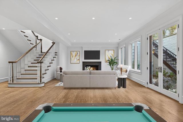 3031 N STUART ST, Arlington, VA 22207