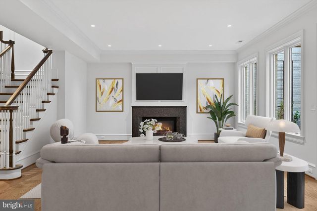 3031 N STUART ST, Arlington, VA 22207