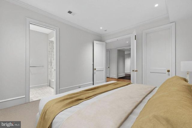 3031 N STUART ST, Arlington, VA 22207