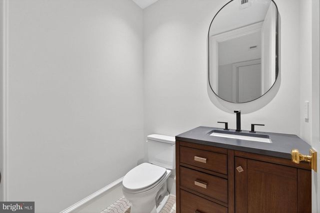 3031 N STUART ST, Arlington, VA 22207