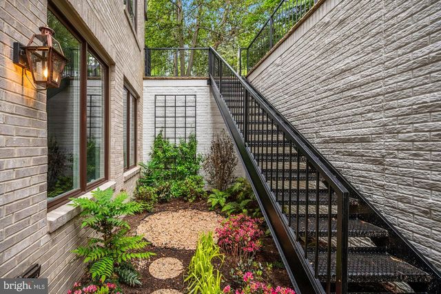 3031 N STUART ST, Arlington, VA 22207