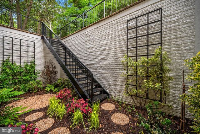 3031 N STUART ST, Arlington, VA 22207