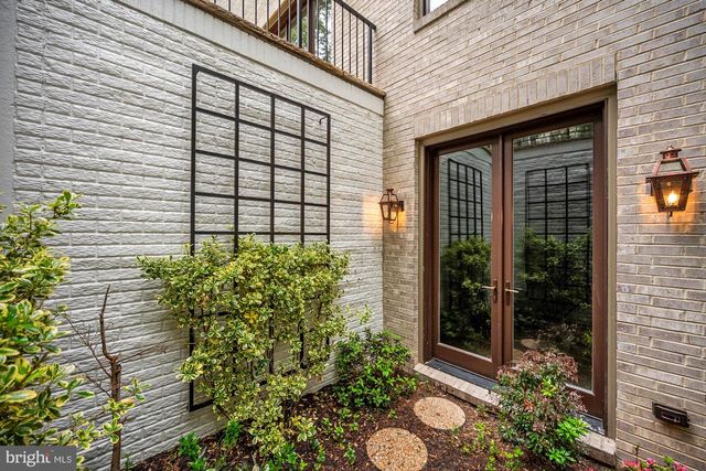 3031 N STUART ST, Arlington, VA 22207