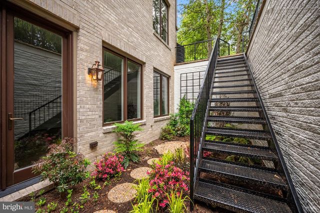 3031 N STUART ST, Arlington, VA 22207