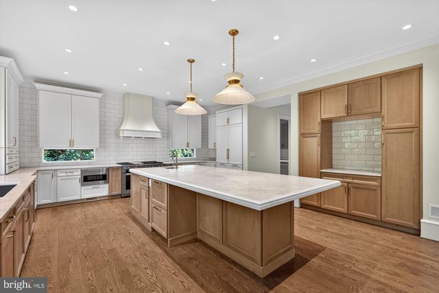 3031 N STUART ST, Arlington, VA 22207