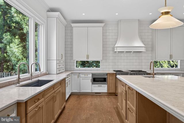 3031 N STUART ST, Arlington, VA 22207