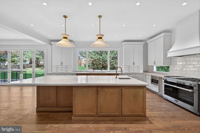 3031 N STUART ST, Arlington, VA 22207