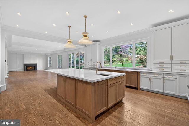 3031 N STUART ST, Arlington, VA 22207