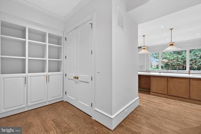 3031 N STUART ST, Arlington, VA 22207