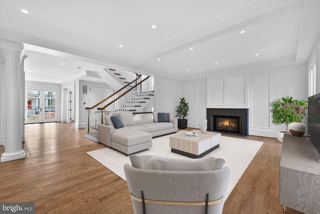 3031 N STUART ST, Arlington, VA 22207
