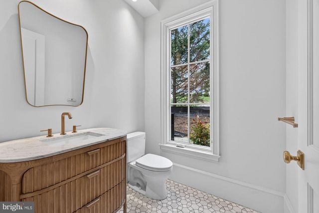 3031 N STUART ST, Arlington, VA 22207