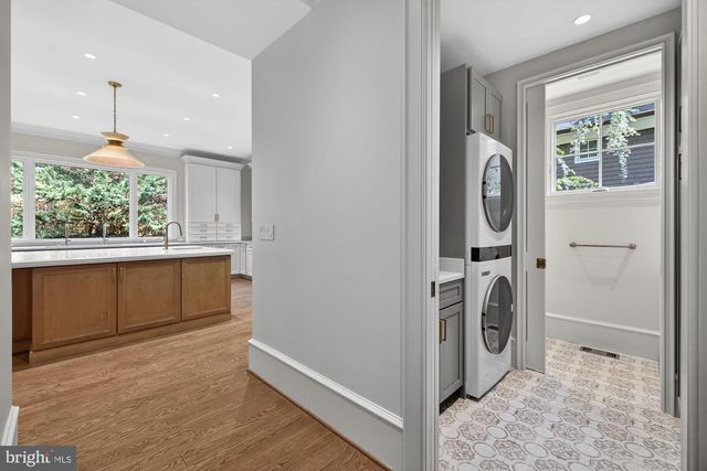 3031 N STUART ST, Arlington, VA 22207