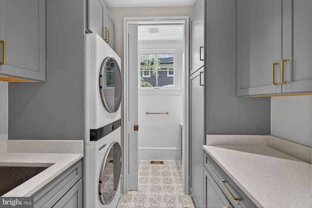 3031 N STUART ST, Arlington, VA 22207