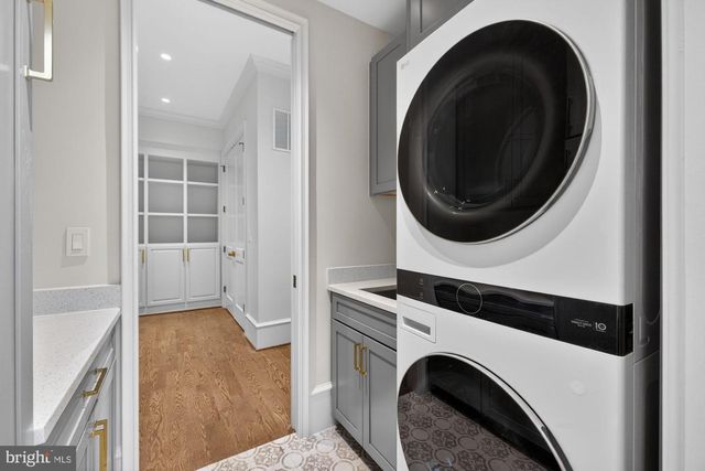 3031 N STUART ST, Arlington, VA 22207