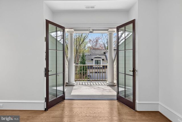 3031 N STUART ST, Arlington, VA 22207