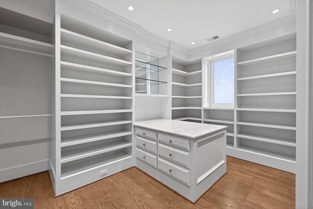 3031 N STUART ST, Arlington, VA 22207