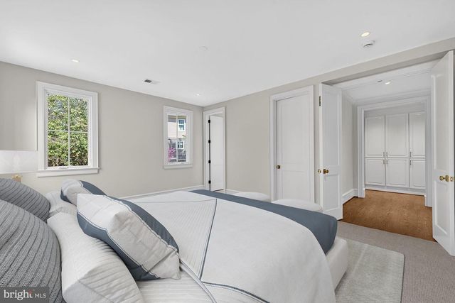 3031 N STUART ST, Arlington, VA 22207