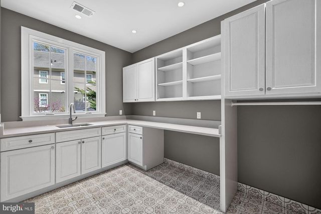 3031 N STUART ST, Arlington, VA 22207