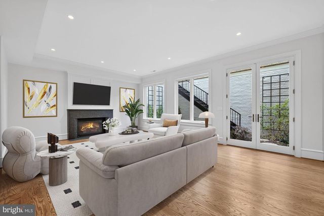 3031 N STUART ST, Arlington, VA 22207