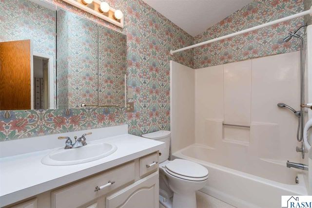 2286 Northridge Drive, North Mankato, MN 56003