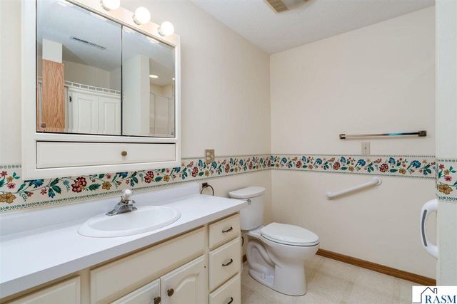 2286 Northridge Drive, North Mankato, MN 56003