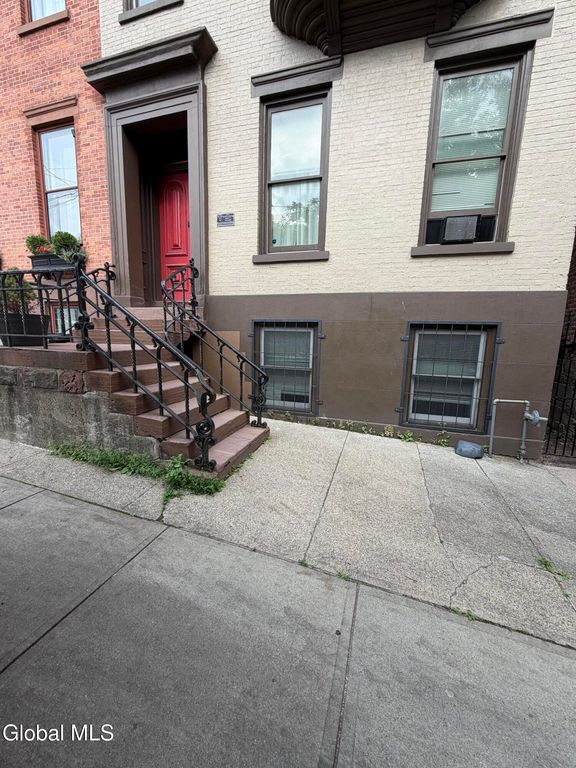 15 Ten Broeck Street Garden, Albany, NY 12210