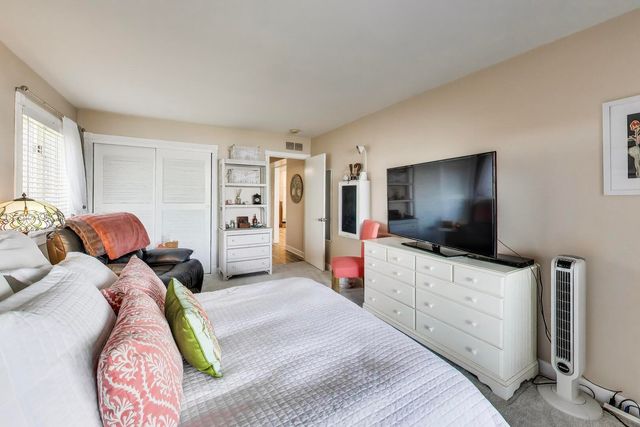3923 E Lake Shore Drive, Wonder Lake, IL 60097
