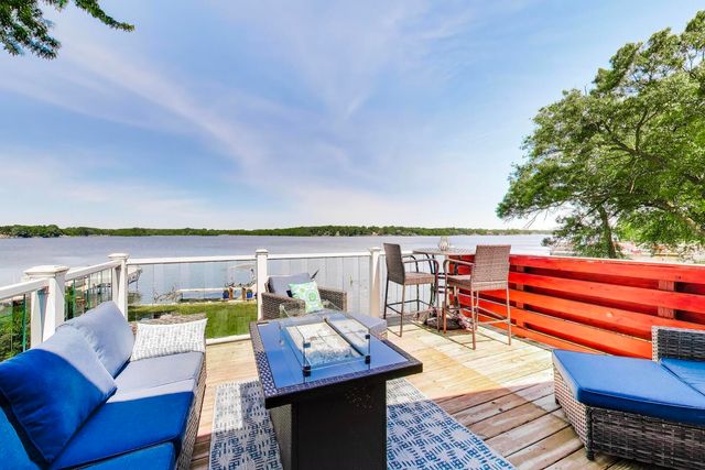 3923 E Lake Shore Drive, Wonder Lake, IL 60097