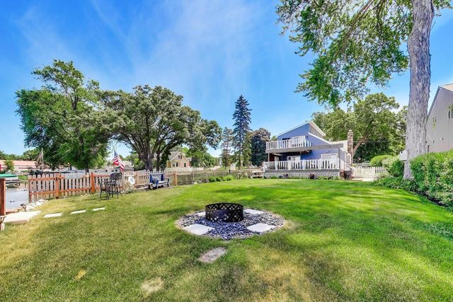 3923 E Lake Shore Drive, Wonder Lake, IL 60097