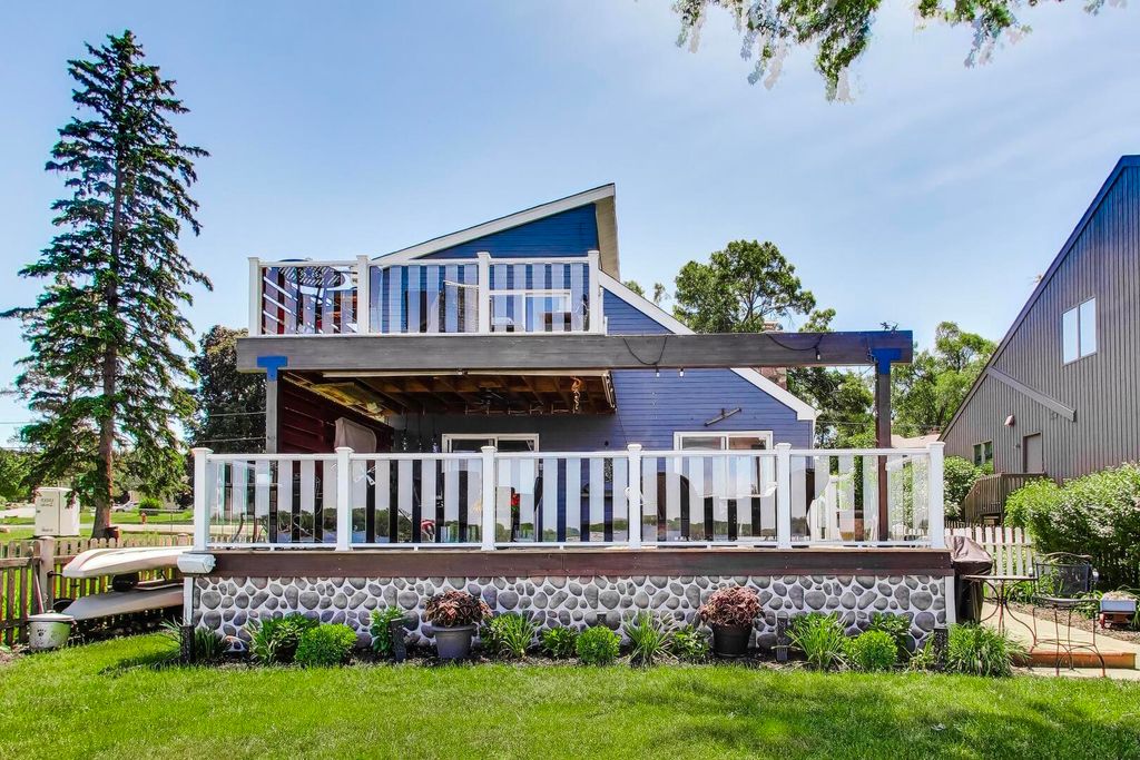 3923 E Lake Shore Drive, Wonder Lake, IL 60097