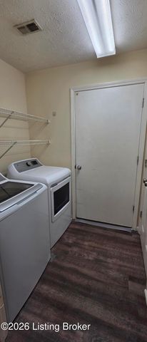 8039 Saint Andrews Village Dr, Louisville, KY 40241