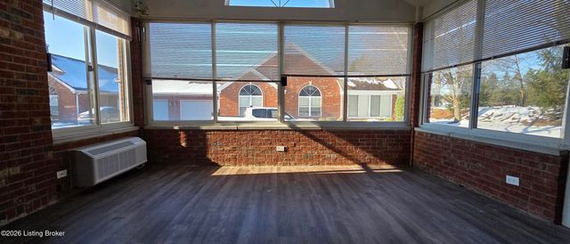 8039 Saint Andrews Village Dr, Louisville, KY 40241