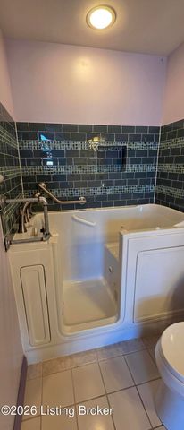 8039 Saint Andrews Village Dr, Louisville, KY 40241