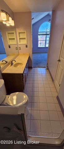 8039 Saint Andrews Village Dr, Louisville, KY 40241