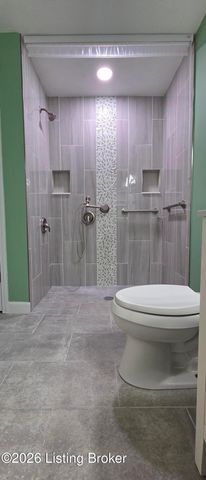 8039 Saint Andrews Village Dr, Louisville, KY 40241