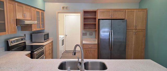 8039 Saint Andrews Village Dr, Louisville, KY 40241