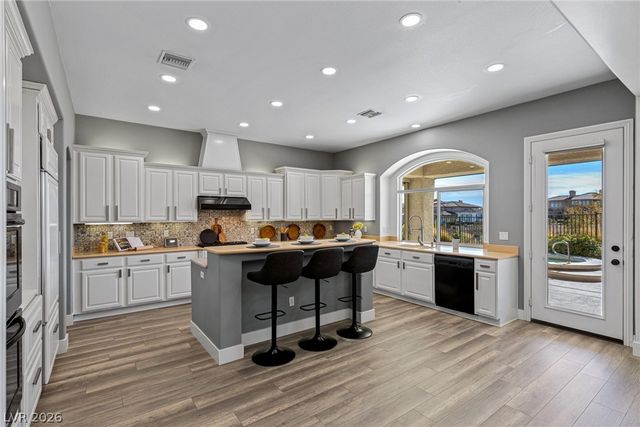 9421 Queen Charlotte Drive, Las Vegas, NV 89145